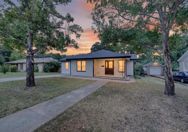Photo 1 of Sale Pending at 2029 Queen St, Fort Worth, TX 76103 | MLS# 21306540 | Listing updated on 2026-07-27