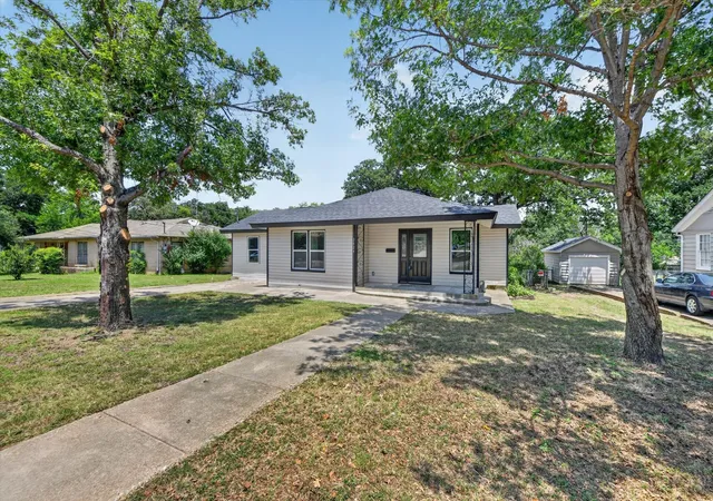 Photo 2 of Sale Pending at 2029 Queen St, Fort Worth, TX 76103 | MLS# 21306540 | Listing updated on 2026-07-27