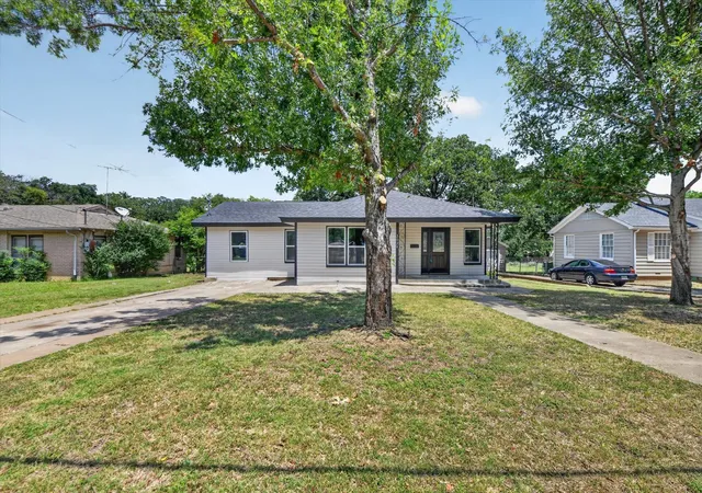 Photo 3 of Sale Pending at 2029 Queen St, Fort Worth, TX 76103 | MLS# 21306540 | Listing updated on 2026-07-27