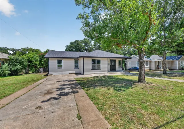 Photo 3 of Sale Pending at 2029 Queen St, Fort Worth, TX 76103 | MLS# 21306540 | Listing updated on 2026-07-27