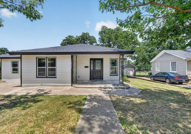 Photo 4 of Sale Pending at 2029 Queen St, Fort Worth, TX 76103 | MLS# 21306540 | Listing updated on 2026-07-27