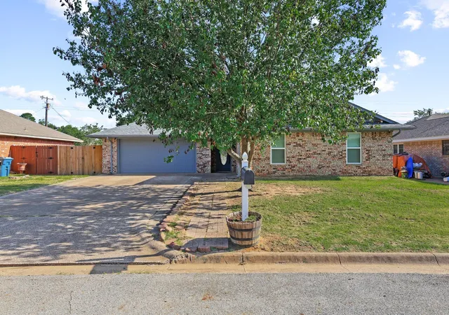 Homes for sale in Denison, TX | 2715 Regal Dr, Denison, TX 75020 | MLS# 21304559