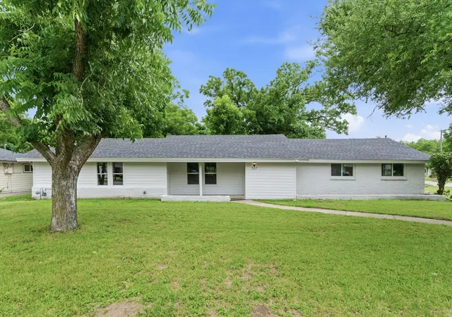 Photo 1 of Single family home for sale at 507 Country Club Rd, Cleburne, TX 76033 | MLS# 21290781 | Listing updated on 2026-08-22