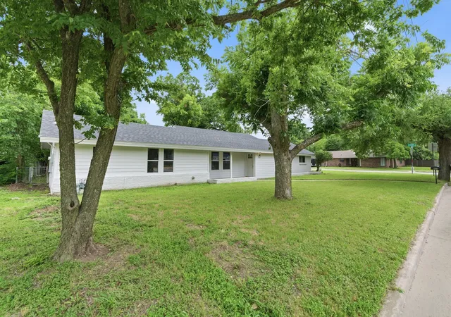 Photo 2 of Single family home for sale at 507 Country Club Rd, Cleburne, TX 76033 | MLS# 21290781 | Listing updated on 2026-08-22