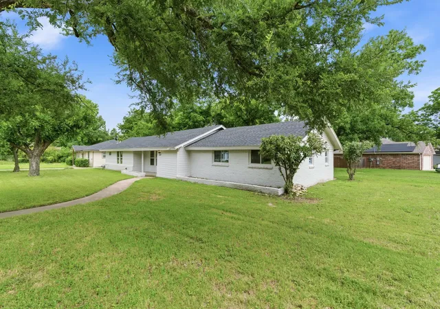 Photo 3 of Single family home for sale at 507 Country Club Rd, Cleburne, TX 76033 | MLS# 21290781 | Listing updated on 2026-08-22