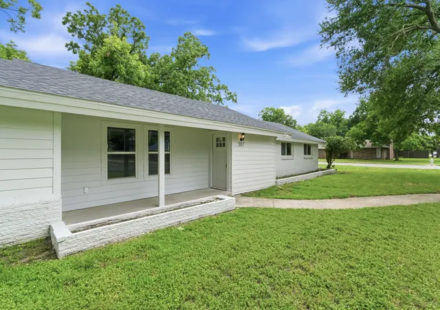 Photo 3 of Single family home for sale at 507 Country Club Rd, Cleburne, TX 76033 | MLS# 21290781 | Listing updated on 2026-08-22