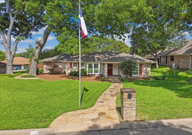 Photo 1 of Single family home for sale at 109 Crestwood Dr, Rockwall, TX 75087 | MLS# 21303345 | Listing updated on 2026-08-22
