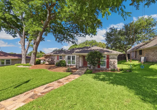 Photo 2 of Single family home for sale at 109 Crestwood Dr, Rockwall, TX 75087 | MLS# 21303345 | Listing updated on 2026-08-22