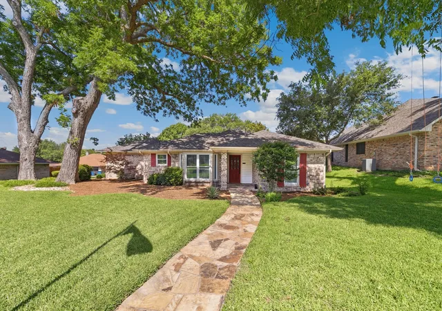 Photo 3 of Single family home for sale at 109 Crestwood Dr, Rockwall, TX 75087 | MLS# 21303345 | Listing updated on 2026-08-22