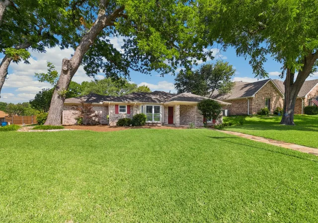 Photo 3 of Single family home for sale at 109 Crestwood Dr, Rockwall, TX 75087 | MLS# 21303345 | Listing updated on 2026-08-22