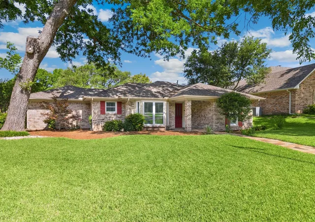 Photo 4 of Single family home for sale at 109 Crestwood Dr, Rockwall, TX 75087 | MLS# 21303345 | Listing updated on 2026-08-22