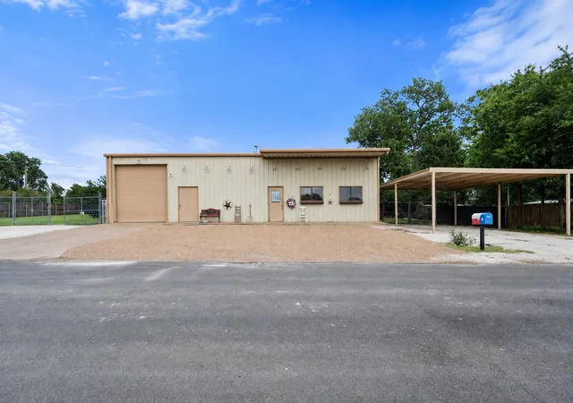 Photo 2 of Single family home for sale at 112 Love St, Fairfield, TX 75840 | MLS# 21307919 | Listing updated on 2026-08-22