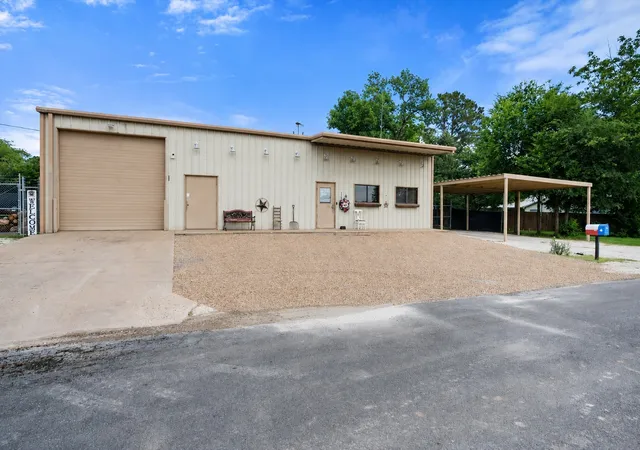 Photo 3 of Single family home for sale at 112 Love St, Fairfield, TX 75840 | MLS# 21307919 | Listing updated on 2026-08-22