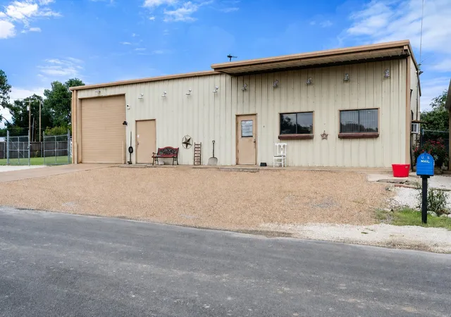 Photo 4 of Single family home for sale at 112 Love St, Fairfield, TX 75840 | MLS# 21307919 | Listing updated on 2026-08-22