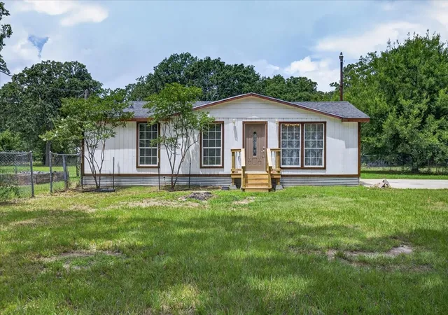 Photo 1 of Single family home for sale at 250 E Golden Oaks Dr, Mabank, TX 75156 | MLS# 21308030 | Listing updated on 2026-08-25