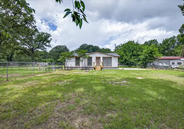 Photo 2 of Single family home for sale at 250 E Golden Oaks Dr, Mabank, TX 75156 | MLS# 21308030 | Listing updated on 2026-08-25
