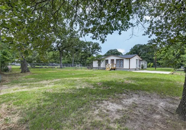 Photo 3 of Single family home for sale at 250 E Golden Oaks Dr, Mabank, TX 75156 | MLS# 21308030 | Listing updated on 2026-08-25