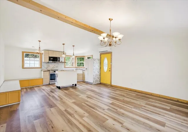 Photo 3 of Single family home for sale at 250 E Golden Oaks Dr, Mabank, TX 75156 | MLS# 21308030 | Listing updated on 2026-09-29