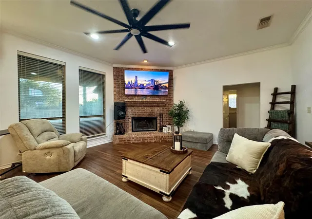 Photo 4 of Single family home for sale at 2942 Meandering Wy, Granbury, TX 76049 | MLS# 21307959 | Listing updated on 2026-10-03