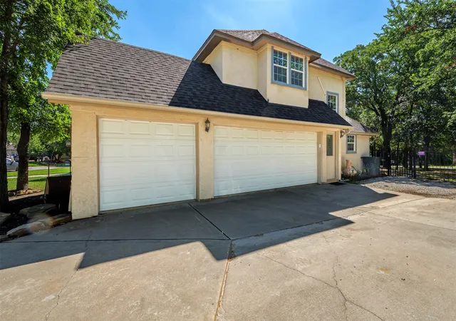 Photo 3 of Single family home for sale at 100 Manders Ct, Bridgeport, TX 76426 | MLS# 21307994 | Listing updated on 2026-09-15