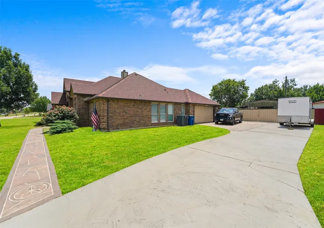 Photo 3 of Single family home for sale at 412 Kings Creek Dr, Terrell, TX 75161 | MLS# 21308084 | Listing updated on 2026-10-05