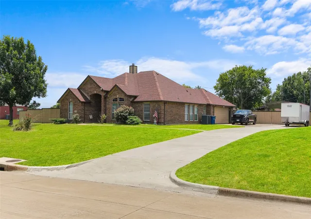 Photo 3 of Single family home for sale at 412 Kings Creek Dr, Terrell, TX 75161 | MLS# 21308084 | Listing updated on 2026-10-05