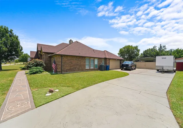 Photo 4 of Single family home for sale at 412 Kings Creek Dr, Terrell, TX 75161 | MLS# 21308084 | Listing updated on 2026-10-05