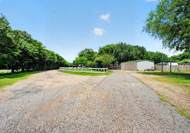 Photo 4 of Single family home for sale at 111 Vz County Road 2806, Mabank, TX 75147 | MLS# 21287658 | Listing updated on 2026-09-27