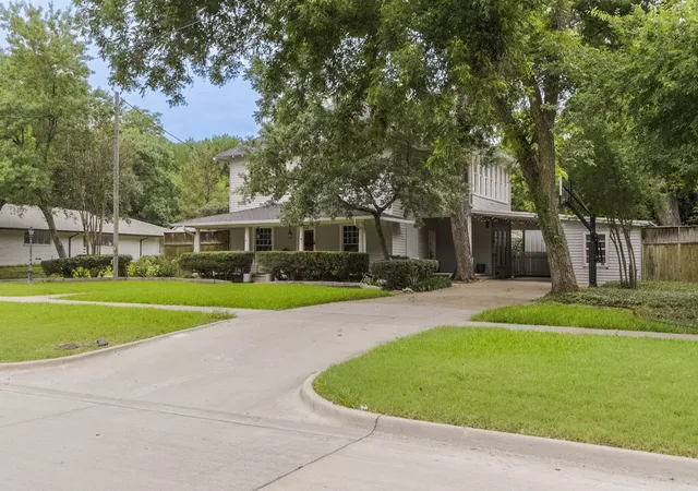 Photo 2 of Single family home for sale at 708 W Marvin Ave, Waxahachie, TX 75165 | MLS# 21308097 | Listing updated on 2026-09-29