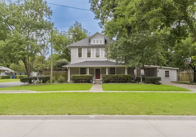 Photo 3 of Single family home for sale at 708 W Marvin Ave, Waxahachie, TX 75165 | MLS# 21308097 | Listing updated on 2026-09-29
