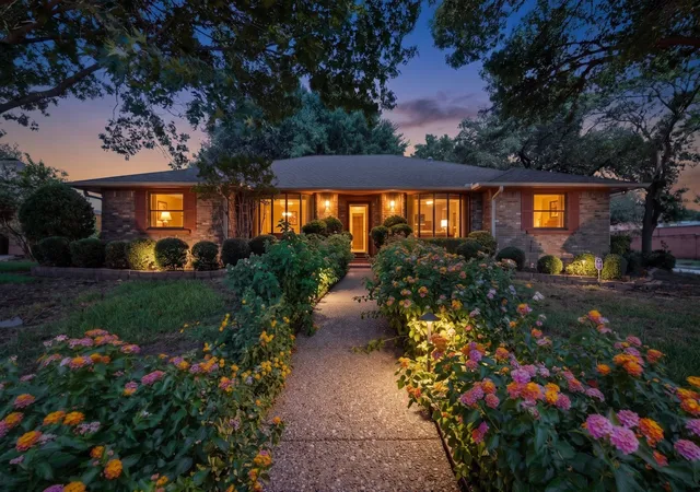 Photo 1 of Single family home for sale at 1000 Townsend Ln, De Soto, TX 75115 | MLS# 21308081 | Listing updated on 2026-07-05