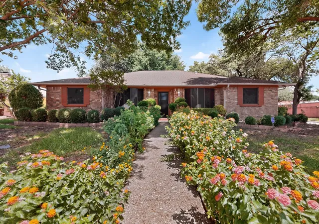Photo 2 of Single family home for sale at 1000 Townsend Ln, De Soto, TX 75115 | MLS# 21308081 | Listing updated on 2026-07-05