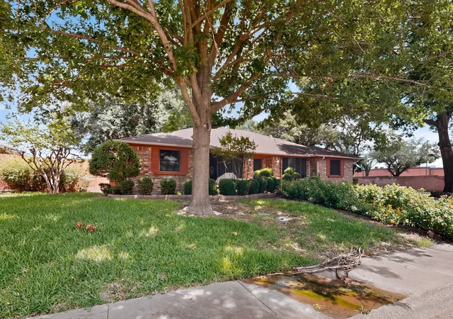 Photo 3 of Single family home for sale at 1000 Townsend Ln, De Soto, TX 75115 | MLS# 21308081 | Listing updated on 2026-07-05