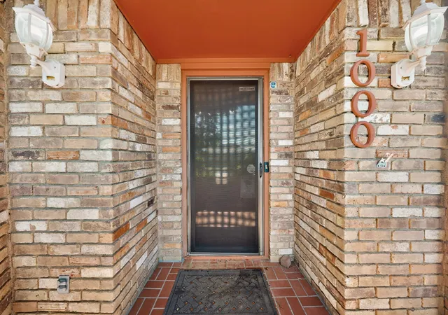 Photo 3 of Single family home for sale at 1000 Townsend Ln, De Soto, TX 75115 | MLS# 21308081 | Listing updated on 2026-07-05