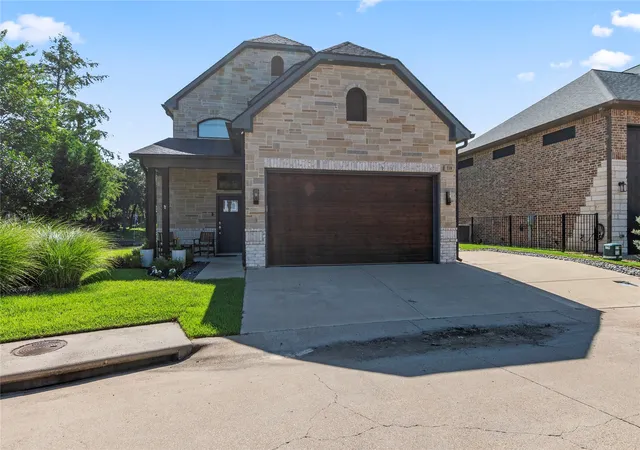 Photo 2 of Single family home for sale at 118 Marina Dr, Mabank, TX 75156 | MLS# 21305905 | Listing updated on 2026-08-22