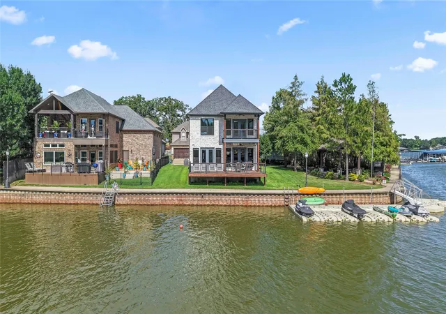 Photo 3 of Single family home for sale at 118 Marina Dr, Mabank, TX 75156 | MLS# 21305905 | Listing updated on 2026-08-22