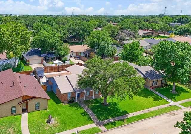 Photo 3 of Single family home for sale at 7232 Long Canyon Trl, Dallas, TX 75249 | MLS# 21308156 | Listing updated on 2026-09-20