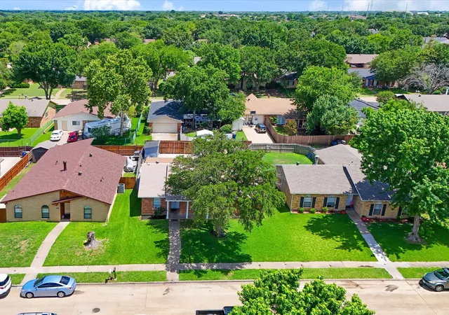 Photo 4 of Single family home for sale at 7232 Long Canyon Trl, Dallas, TX 75249 | MLS# 21308156 | Listing updated on 2026-09-20