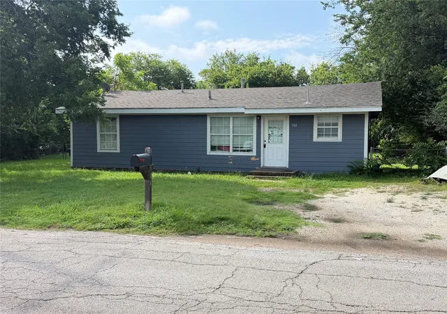 Photo 1 of Single family home for sale at 504 Morgan St, Cleburne, TX 76031 | MLS# 21305659 | Listing updated on 2026-08-21