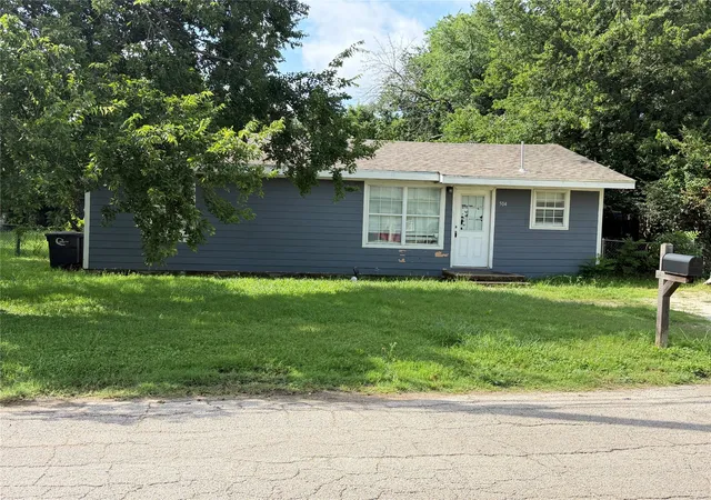 Photo 2 of Single family home for sale at 504 Morgan St, Cleburne, TX 76031 | MLS# 21305659 | Listing updated on 2026-08-21