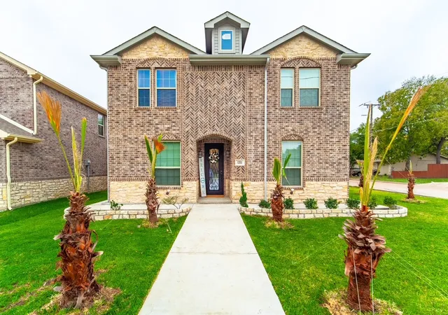 Single family home for sale at 1501 Lakeview Dr, Grand Prairie, TX 75051 | MLS# 21308229