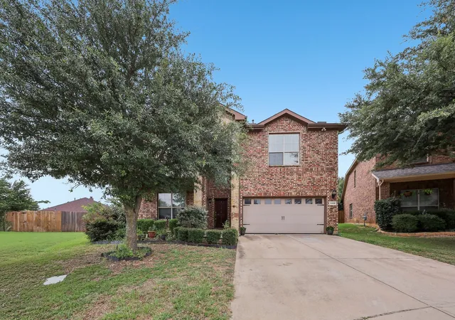 Photo 1 of Single family home for sale at 5220 Prestwick Dr, Arlington, TX 76001 | MLS# 21296622 | Listing updated on 2026-08-27