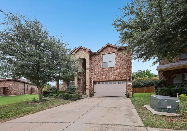 Photo 2 of Single family home for sale at 5220 Prestwick Dr, Arlington, TX 76001 | MLS# 21296622 | Listing updated on 2026-08-27