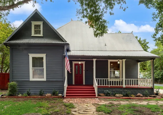 Photo 1 of Single family home for sale at 600 Wiliams St, Waxahachie, TX 75165 | MLS# 21306122 | Listing updated on 2026-07-22