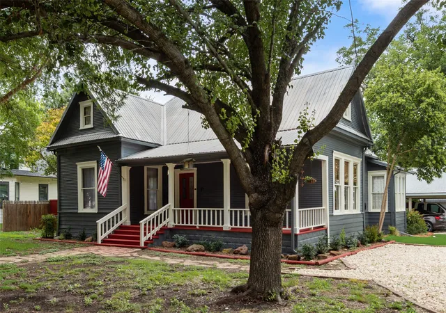 Photo 2 of Single family home for sale at 600 Wiliams St, Waxahachie, TX 75165 | MLS# 21306122 | Listing updated on 2026-07-22