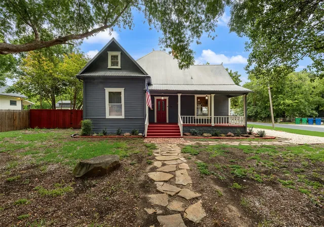 Photo 3 of Single family home for sale at 600 Wiliams St, Waxahachie, TX 75165 | MLS# 21306122 | Listing updated on 2026-07-22