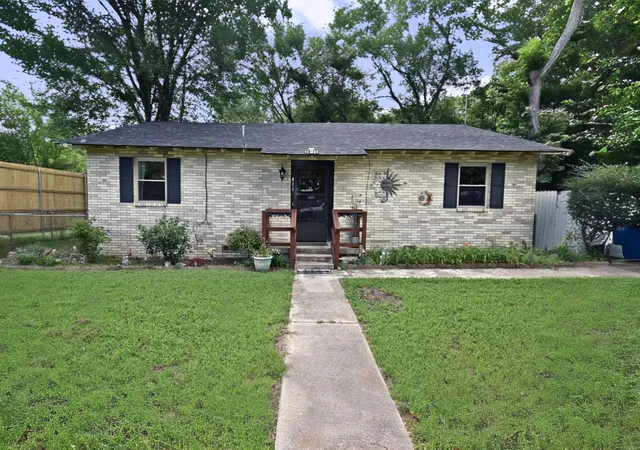 Photo 1 of Single family home for sale at 411 N Winnsboro St, Quitman, TX 75783 | MLS# 21306487 | Listing updated on 2026-08-22