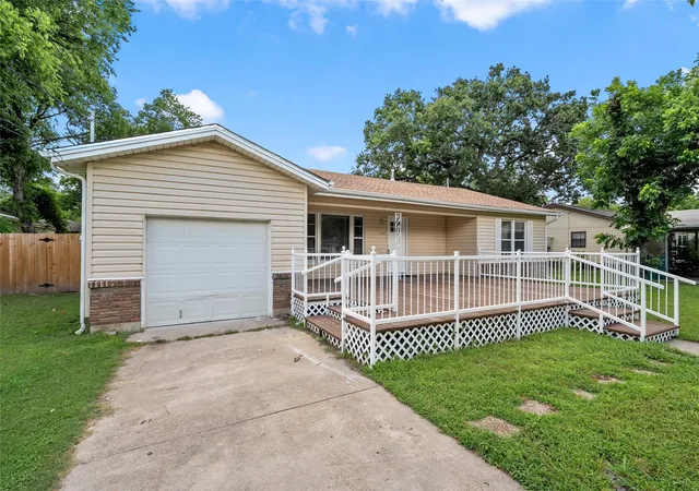 Homes for sale in Lacy Lakeview, TX | 609 N Norma Dr, Lacy Lakeview, TX 76705 | MLS# 21305526