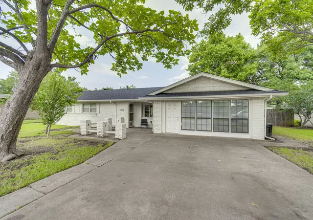 Photo 2 of Single family home for sale at 1425 Ridgecrest Dr, Midlothian, TX 76065 | MLS# 21307122 | Listing updated on 2026-08-27