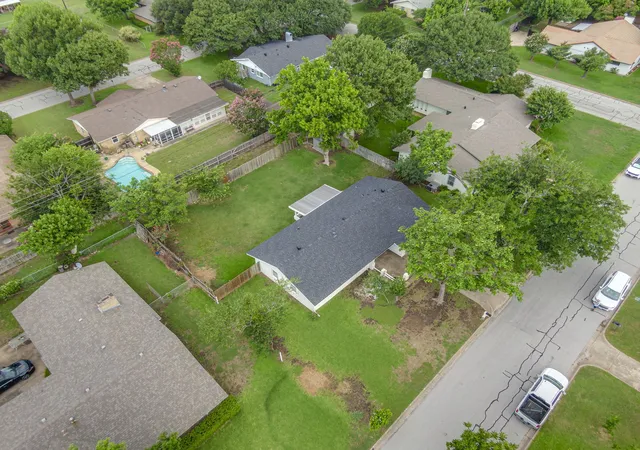 Photo 4 of Single family home for sale at 1425 Ridgecrest Dr, Midlothian, TX 76065 | MLS# 21307122 | Listing updated on 2026-10-07